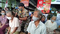 Sebelum senam dimulai, mereka berdoa bersama terlebih dahulu sesuai dengan agamanya masing-masing. Selain diajak senam, para lansia tersebut dipijati oleh para mahasiswa Politeknik Akbara. Selain itu, disampaikan pula mengenai cara memakai masker yang baik dan benar.