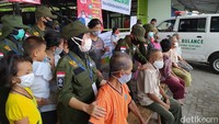 Wakil Direktur I Akademik dan Kemahasiswaan Politeknik Akbara, Budi Purwanto mengatakan, keberadaan di lokasi pengungsian selain belajar, melakukan kajian-kajian sekaligus untuk pengabdian kepada masyarakat. Untuk itu, pihaknya membantu pelayanan kelompok rentan yang berada di lokasi pengungsian tersebut.