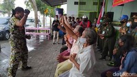 Keberadaan pengungsi lansia ini, katanya, disadari ada yang sedikit bosan, jenuh dan lain sebagainya. Untuk itu, selain membantu keberadaan di damur umur, juga memberikan layanan psychological support program.