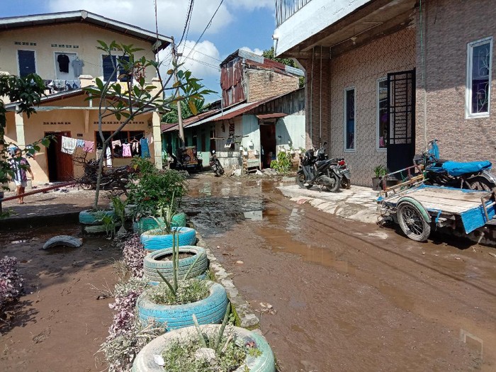 Lumpur sisa banjir di kawasan permukiman warga di Medan Maimun (Ahmad Arfah-detikcom)