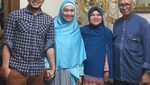 Sederhana Gaya Mamah Dedeh Saat Makan Nasi Kotak dan Buah