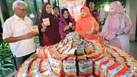 Selain sibuk ceramah, Mamah Dedeh juga kerap dipanggil untuk membintangi iklan produk kuliner. Termasuk saat acara peluncuran produk biskuit ini. Foto: instagram @mamahdedeh24