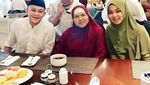 Sederhana Gaya Mamah Dedeh Saat Makan Nasi Kotak dan Buah