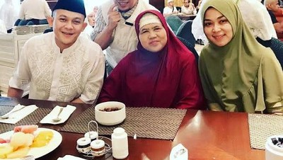 Sederhana Gaya Mamah Dedeh Saat Makan Nasi Kotak dan Buah