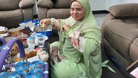 Aksi makannya yang sederhana bisa dilihat dari foto ini. Mamah Dedeh asyik makan nasi kotak sambil duduk lesehan. Foto: instagram @mamahdedeh24
