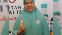 Wanita yang dikenal sebagai ustadzah ini punya pembawaan sederhana. Dalam banyak momen, Mamah Dedeh selalu tampil apa adanya. Termasuk ketika sedang makan, Mamah Dedeh tak pernah neko-neko. Foto: instagram @mamahdedeh24