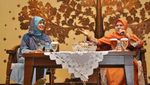 Sederhana Gaya Mamah Dedeh Saat Makan Nasi Kotak dan Buah