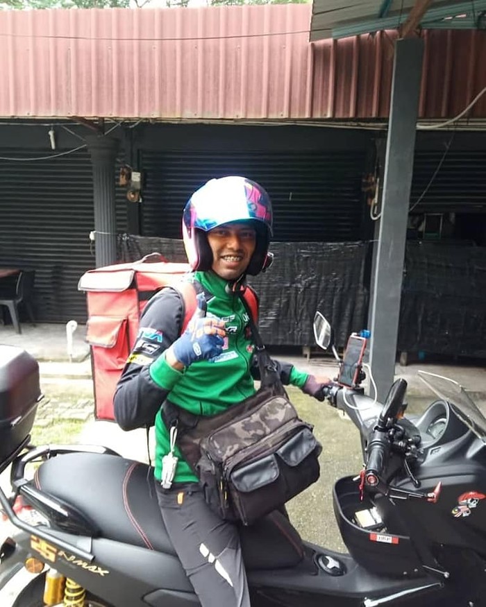 Mantan Pebalap Moto2 Banting Setir Jadi Pengantar Makanan