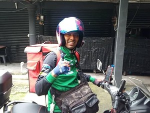 Mantan Pebalap Moto2 Banting Setir Jadi Pengantar Nasi Ayam Penyet