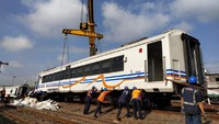 Kemudian kereta tersebut berhenti meluncur setelah menabrak sebuah backhoe. Backhoe itu sendiri ada di lokasi stasiun untuk kebutuhan proyek pengganti jalur rel kereta.