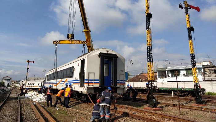 Melihat Evakuasi Gerbong Kereta di Malang yang Anjlok Usai Berjalan Sendiri Tujuh gerbong kereta api (KA) eksekutif dilaporkan berjalan sendiri dari Stasiun Malang Kota Baru, Kota Malang sore tanpa lokomotif. 4 gerbong di antaranya anjlok dan kini sedang evakuasi. Begini penampakannya.