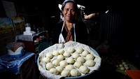 Seorang ibu membuat kue di kawasan terluar paling utara Indonesia yaitu Pulau Miangas, Kamis (3/10/2019). Untuk tahun ini Tapal Batas BRI akan kembali digelar di  4 wilayah yaitu Riau, Aruk, Motamasin, Badau. Muhammad Ridho/detikcom.