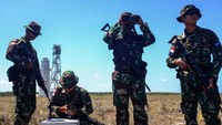 Anggota Marinir TNI AL mengecek GPS di patok paling selatan RI, di Pulau Ndana, Rote, NTT.  Meski kecil, patok tersebut menjadi penanda kedaulatan wilayah NKRI, Sabtu (14/09/2019).  Ari Saputra/detikcom.