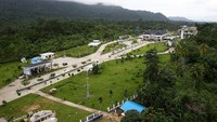PLBN Skouw yang berdiri megah di perbatasan RI-Papua Nugini. Di sana terdapat sebuah mercusuar setinggi 40 meter, Jumat (28/09/2018). Tahun ini Jelajah Tapal Batas BRI akan berlangsung dari tanggal 17 November hingga 14 Desember yang menjelajahi wilayah terpencil di Riau, Kalimatan dan  NTT. Muhammad Ridho/detikcom.