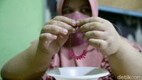 Hingga saat Rumah Autis memiliki 30 anak didik Anak Berkebutuhan Khusus (ABK). Dalam aktifitas sehari-hari di sekolah, anak-anak Rumah Autis diberikan pendidikan kompetensi. Mulai dari memasak, menyanyi hingga menjahit.