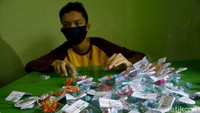Saat ini produk aksesoris buatan anak-anak ABK sudah diperjual belikan keberbagai daerah. Produk anak-anak Rumah Autis didominasi sebagai pesanan souvenir pernikahan. 