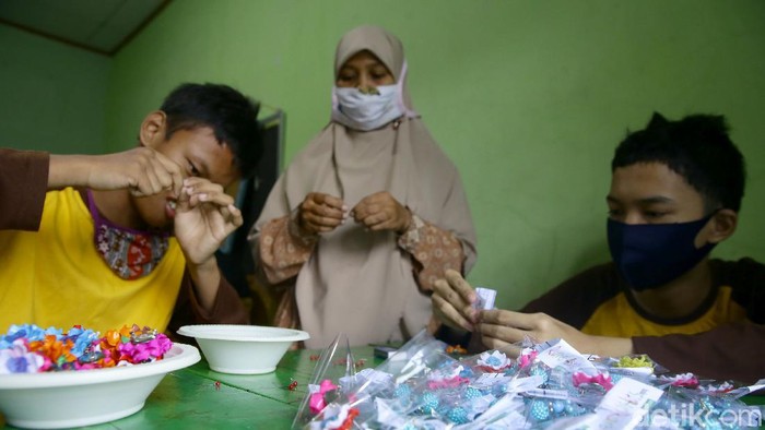 Melihat Pelatihan Kerajinan Bagi Anak Berkebutuhan Khusus Sejumlah siswa berkebutuhan khusus mengikuti kegiatan pelatihan kerajinan. Kegiatan tersebut digelar untuk memberikan bekal keterampilan dan menyiapkan kemandirian.