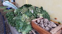 Untuk menu sayur dan lauknya, berganti-gant. Disesuaikan dengan stok bahan yang ada.