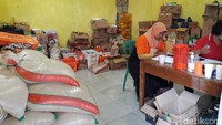Menurut Dian dan Sari, bagian logistik di TPPS Tlogolele, berbagai bahan untuk makan dan minum pengungsi sudah ada dan mencukupi. Beras ada sekitar 8 kwintal.