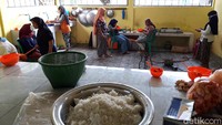 Selain stok beras dan bumbu dapur, juga sayur mayur.