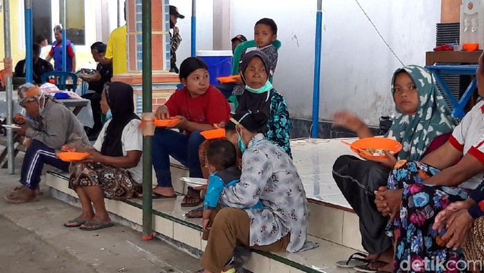 Jumlah pengungsi di TPPS Tlogolele, Kecamatan Selo, Boyolali terdaftar ada 277 orang. Untuk konsumsi, setiap hari dapur umum memasak nasi sekitar setengah kwintal.