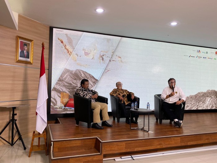 Menteri ESDM Arifin Tasrif menilai buku An Introduction Into The Geology of Indonesia karya Koesoemadinata telah memberikan gambaran potensi salah satu sumber daya yang ada di Indonesia