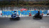 Mural berisi ajakan untuk melawan virus Corona.
