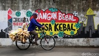 Masyarakat juga diminta jangan bebal dan merasa kebal.