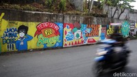 Mural juga berisi ajakan untuk menerapkan protokol kesehatan.