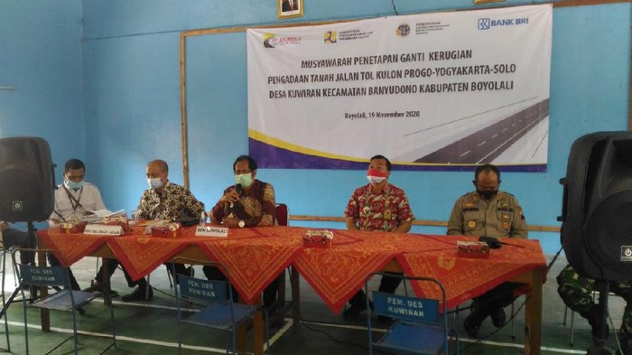 Musyawarah ganti rugi pengadaan tanah jalan tol Yogyakarta – Solo di Desa Kuwiran, Kecamatan Banyudono, Boyolali