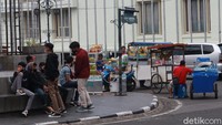 Tak hanya itu, potensi kerumunan yang kerap terjadi di setiap alun-alun yang berada di sejumlah kecamatan di Kota Bandung juga akan ditutup.