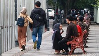 Seperti di Jalan Asia Afrika dan Jalan Braga. Banyak warga yang berkerumun, nongkrong dan kedapatan tidak menggunakan masker.