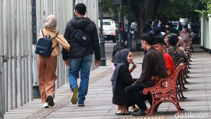 Nah Loh! Pemkot Bandung Bakal Tutup Lagi Ruang Publik Kasus COVID-19 di Kota Bandung, Jawa Barat kembali meningkat. Namun, masih ditemukan kerumunan dan warga yang nongkrong dengan tidak menggunakan masker.