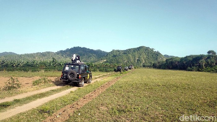 Bertualang naik jeep di Taman Nasional Meru Betiri