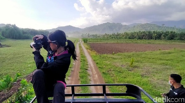 Selama perjalanan, mata traveler akan dimanjakan dengan pemandangan indah persawahan dan kawasan perkebunan. Jangan lupa siapkan kameramu dan abadikan setiap momen di sana. Selama perjalanan, mata traveler akan dimanjakan dengan pemandangan indah persawahan dan kawasan perkebunan. Jangan lupa siapkan kameramu dan abadikan setiap momen di sana.