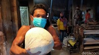 Di perkampungan itu, kurang lebih 200 keluarga yang berprofesi membuat tahu yang bertahan selama tiga generasi. Salah satunya Muchlisin. Dia mengaku sebelum pandemi, banyak turis berkunjung melihat pembuatan tahu di desanya. Namun saat ini tidak ada lagi.
