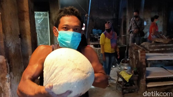 Di perkampungan itu, kurang lebih 200 keluarga yang berprofesi membuat tahu yang bertahan selama tiga generasi. Salah satunya Muchlisin. Dia mengaku sebelum pandemi, banyak turis berkunjung melihat pembuatan tahu di desanya. Namun saat ini tidak ada lagi. Di perkampungan itu, kurang lebih 200 keluarga yang berprofesi membuat tahu yang bertahan selama tiga generasi. Salah satunya Muchlisin. Dia mengaku sebelum pandemi, banyak turis berkunjung melihat pembuatan tahu di desanya. Namun saat ini tidak ada lagi.
