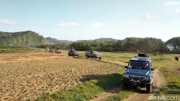 Perjalanan naik mobil jip dilanjutkan ke lokasi pembuatan gula kelapa di Desa Sumber Bopong, Kecamatan Pesanggraan. Waktu yang dibutuhkan dari lokasi sebelumnya, yakni sama 1,5 jam. Untuk menuju ke kawasan pembuatan kelapa tersebut harus melewati perkebunan coklat dan juga hutan jati. 