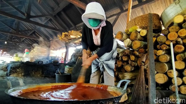 Aroma manis gula kelapa sudah terasa begitu sampai di tempat ini. Di sana para pembuat gula kelapa juga terlihat menggunakan masker saat memroses nira kelapa untuk menjadi gula kelapa warna merah. Aroma manis gula kelapa sudah terasa begitu sampai di tempat ini. Di sana para pembuat gula kelapa juga terlihat menggunakan masker saat memroses nira kelapa untuk menjadi gula kelapa warna merah.