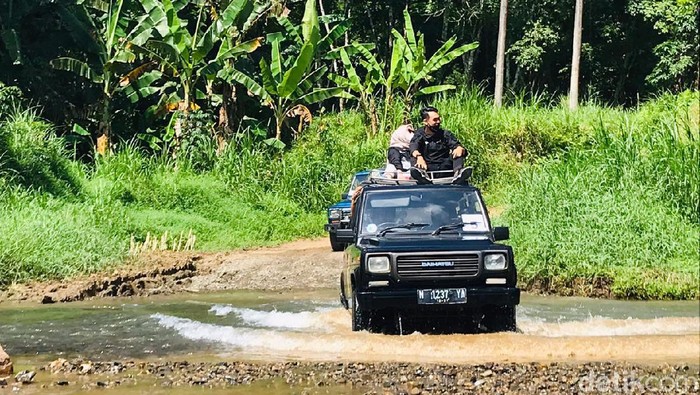 Bertualang naik jeep di Taman Nasional Meru Betiri
