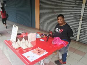 Kehilangan Dua Tangannya, Pria Ini Tetap Gigih Jualan Nasi Lemak