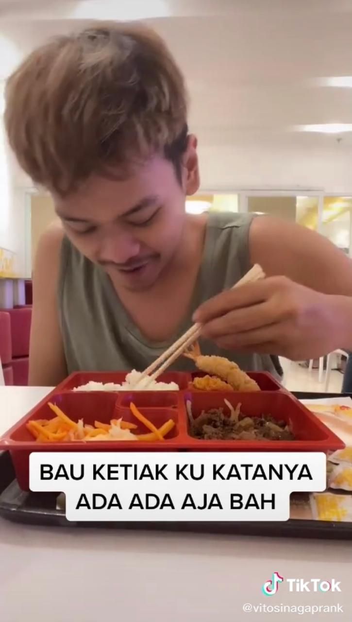 Ngakak! Pria Ini Diolesi Deodoran Saat Makan Karena Bau Badan