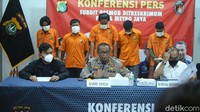 Kelima pelaku tersebut ialah ACS (24), MY (18), HS (26), MT (31) dan D (26).