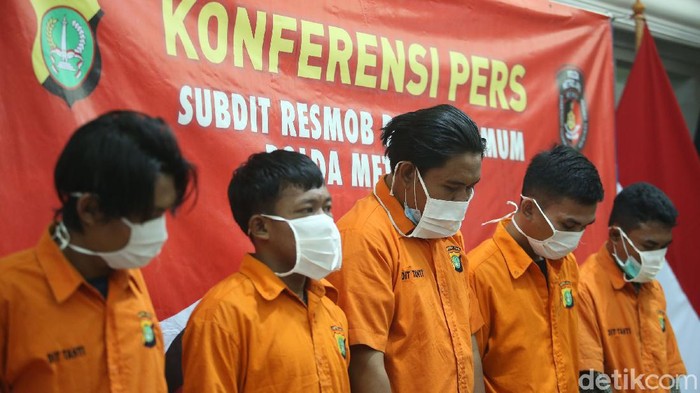 Nih Tampang Pelaku Curanmor yang Dibekuk di Cikarang Polisi merilis para tersangja curanmor di Polda Metro Jaya, Jakarta, Kamis (19/11/2020). Kelima tersangka tersebut dibekuk di Cikarang, Bekasi.