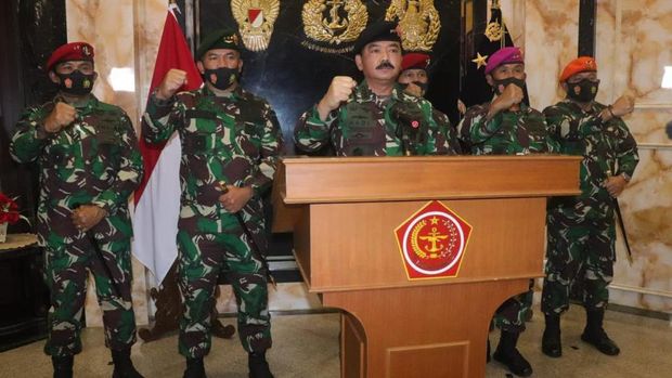 Panglima TNI Marsekal Hadi Tjahjanto bersama komandan pasukan khusus TNI