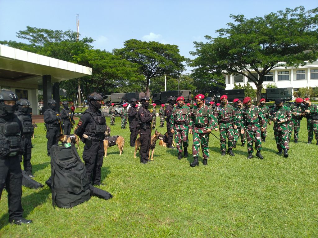 TNI commander Marshal Hadi Tjahjanto checks the readiness of Kopassus's troops