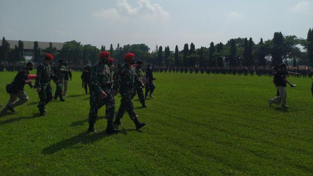 Panglima TNI Marsekal Hadi Tjahjanto cek kesiapan pasukan Kopassus