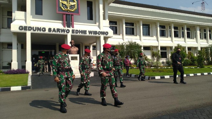 Panglima TNI Marsekal Hadi Tjahjanto cek kesiapan pasukan Kopassus