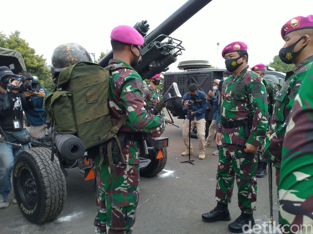 Panglima TNI Marsekal Hadi Tjahjanto mengecek pasukan Marinir. (Sachril Agustin Berutu/detikcom)