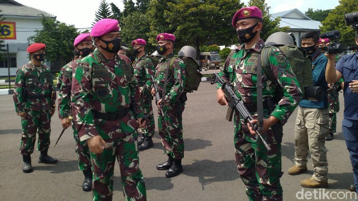 Panglima TNI Marsekal Hadi Tjahjanto mengecek pasukan Marinir. (Sachril Agustin Berutu/detikcom)